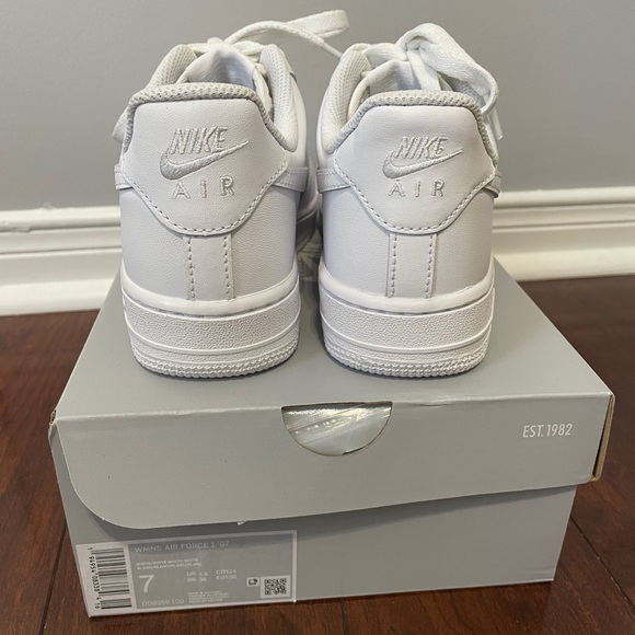 **SOLD** Nike Air Force 1 - women size 7 - Picture 4 of 4
